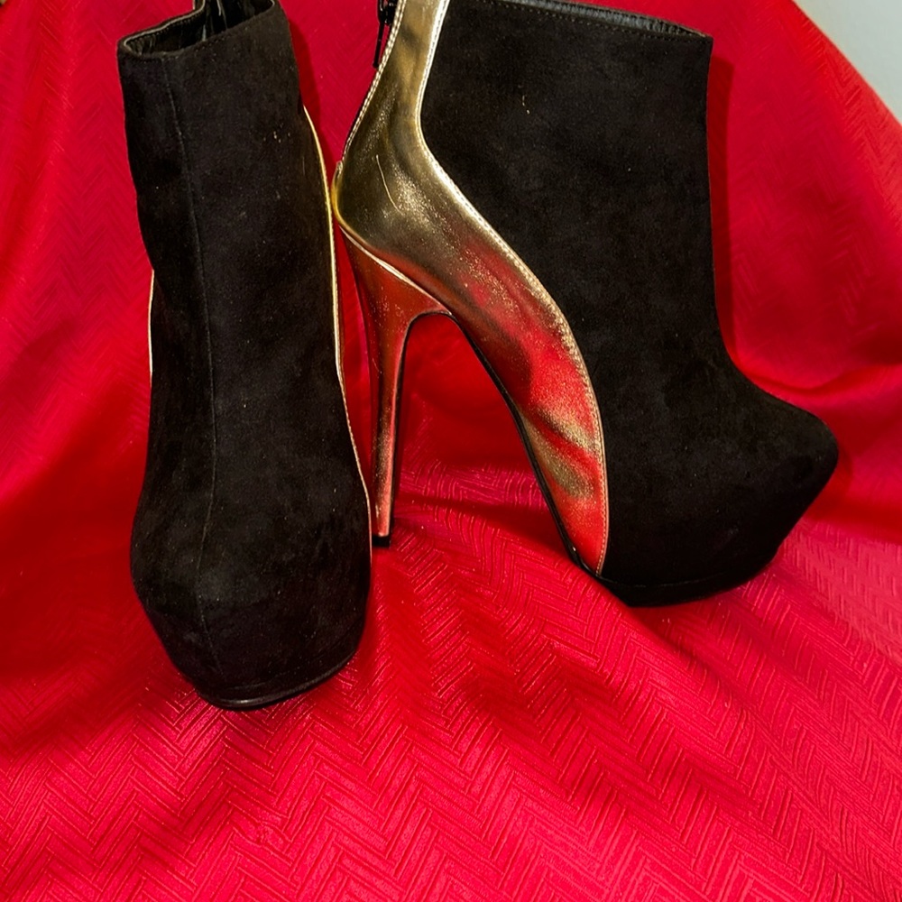 Georgia 6” Black Platform Boot. Size 5.5.